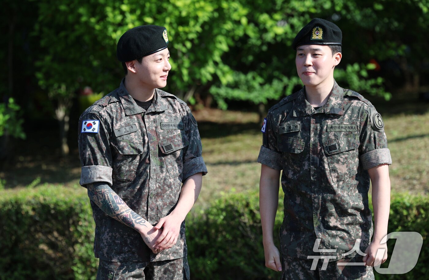 본문 이미지 - 방탄소년단&#40;BTS&#41;의 정국과 지민&#40;오른쪽&#41;이 11일 오전 경기도 연천군 연천공설운동장에서 군복무를 마친 뒤 수줍은 미소를 짓고 있다. ⓒ News1 권현진 기자