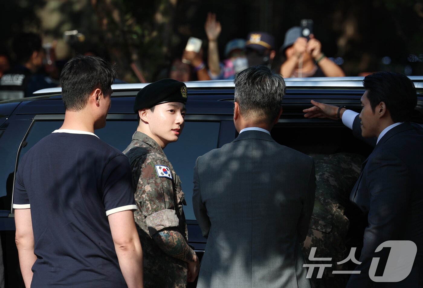 본문 이미지 - 방탄소년단&#40;BTS&#41;의 정국이 11일 오전 경기도 연천군 연천공설운동장에서 군 복무를 마친 뒤 군복무를 마친 뒤 준비된 차량에 탑승하고 있다. ⓒ News1 권현진 기자