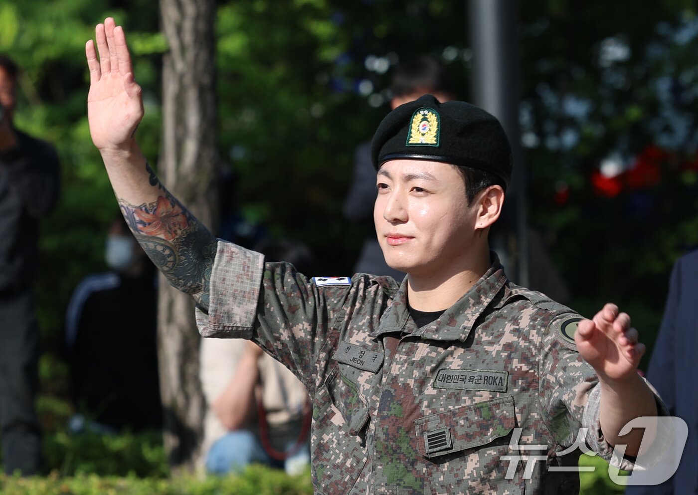 본문 이미지 - 방탄소년단&#40;BTS&#41;의 정국이 11일 오전 경기도 연천군 연천공설운동장에서 군 복무를 마친 뒤 군복무를 마친 뒤 전역 인사를 하고 있다. ⓒ News1 권현진 기자