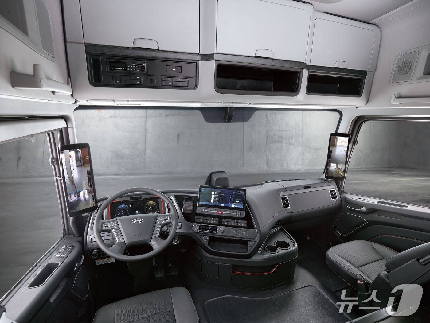 본문 이미지 - 더 뉴 엑시언트(The new XCIENT) 실내(현대차 제공)