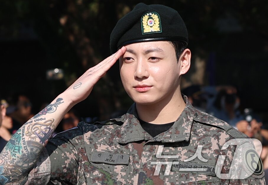 본문 이미지 - 방탄소년단&#40;BTS&#41;의 정국이 11일 오전 경기도 연천군 연천공설운동장에서  군복무를 마친 뒤 전역 인사를 하고 있다. ⓒ News1 권현진 기자