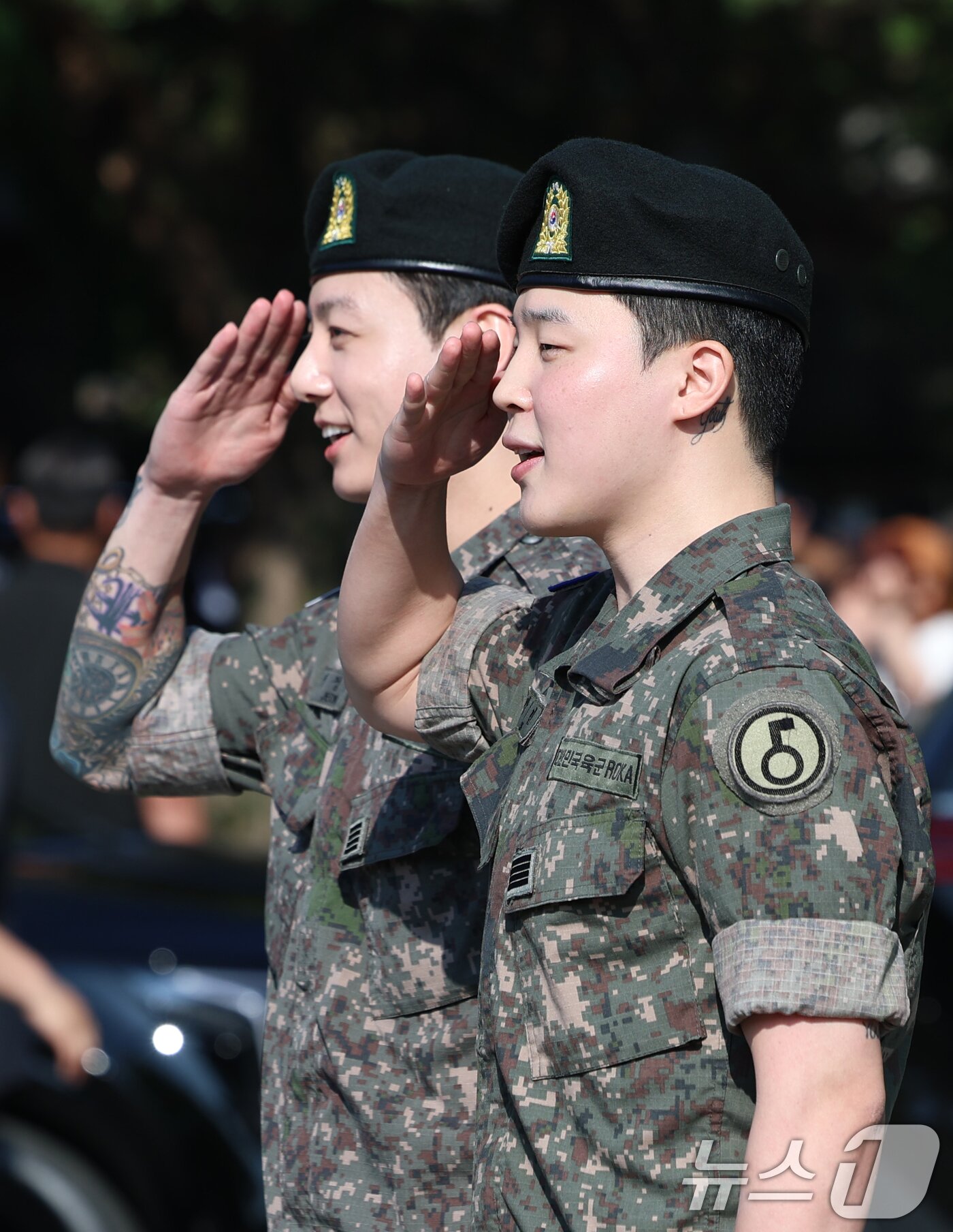 본문 이미지 - 방탄소년단&#40;BTS&#41;의 정국 지민&#40;오른쪽&#41;이 11일 오전 경기도 연천군 연천공설운동장에서 군 복무를 마친 뒤 전역 인사를 하고 있다. ⓒ News1 권현진 기자