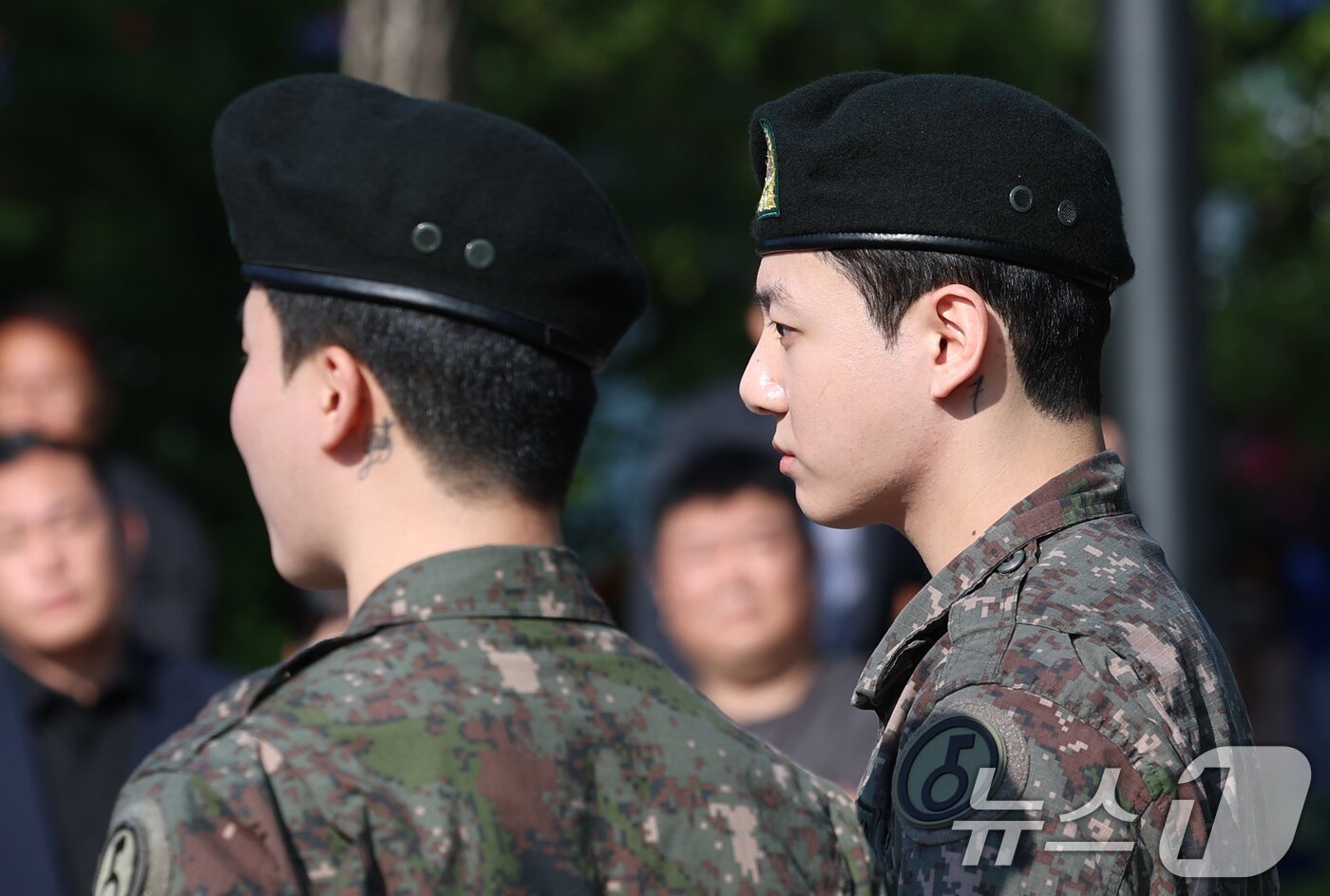 본문 이미지 - 방탄소년단&#40;BTS&#41;의 정국 지민&#40;오른쪽&#41;이 11일 오전 경기도 연천군 연천공설운동장에서 군 복무를 마친 뒤 군복무를 마친 뒤 전역 인사를 하고 있다. ⓒ News1 권현진 기자