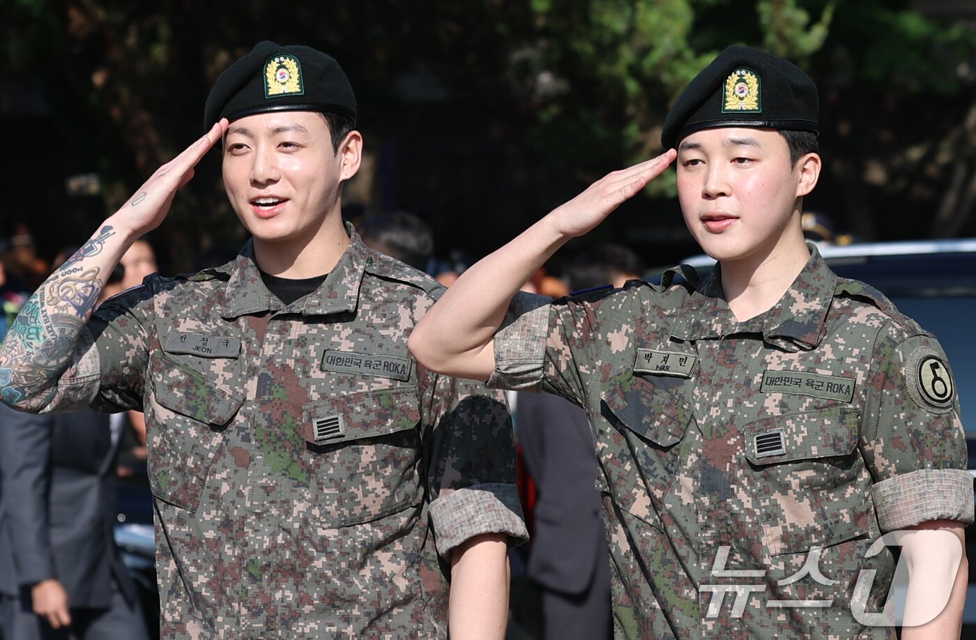 본문 이미지 - 방탄소년단&#40;BTS&#41;의 정국 지민&#40;오른쪽&#41;이 11일 오전 경기도 연천군 연천공설운동장에서 군 복무를 마친 뒤 군복무를 마친 뒤 전역 인사를 하고 있다. ⓒ News1 권현진 기자