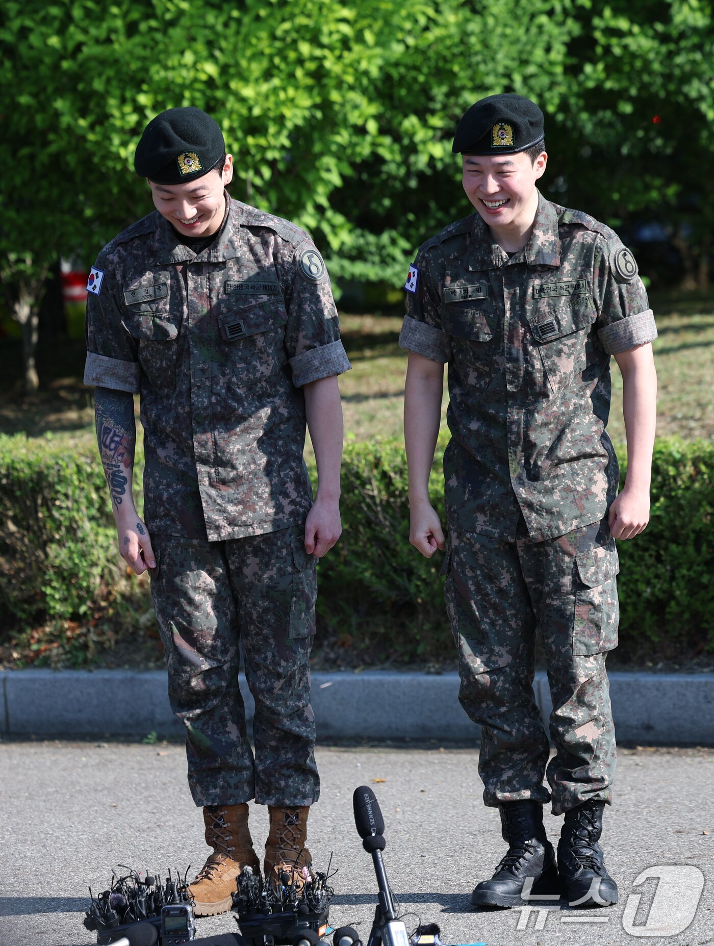 본문 이미지 - 방탄소년단&#40;BTS&#41;의 정국과 지민&#40;오른쪽&#41;이 11일 오전 경기도 연천군 연천공설운동장에서 전역 인사를 하기 전 수줍은 미소를 짓고 있다.  ⓒ News1 권현진 기자