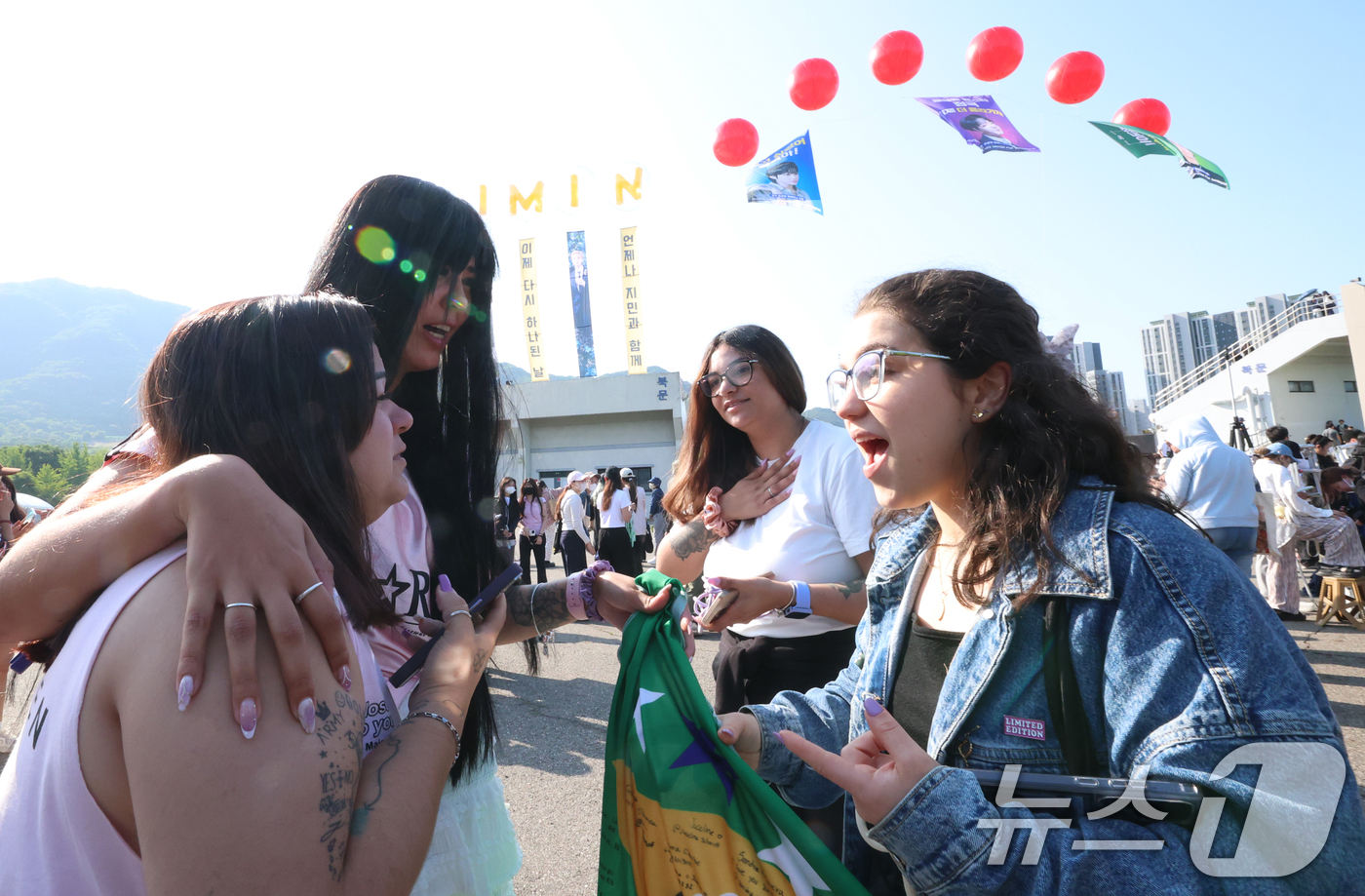 (연천=뉴스1) 권현진 기자 = 11일 오전 경기도 연천군 연천공설운동장에서 전역을 마친 방탄소년단(BTS)의 지민과 정국을 본 브라질 아미(방탄소년단 팬덤명)들이 감격에 겨워 눈 …