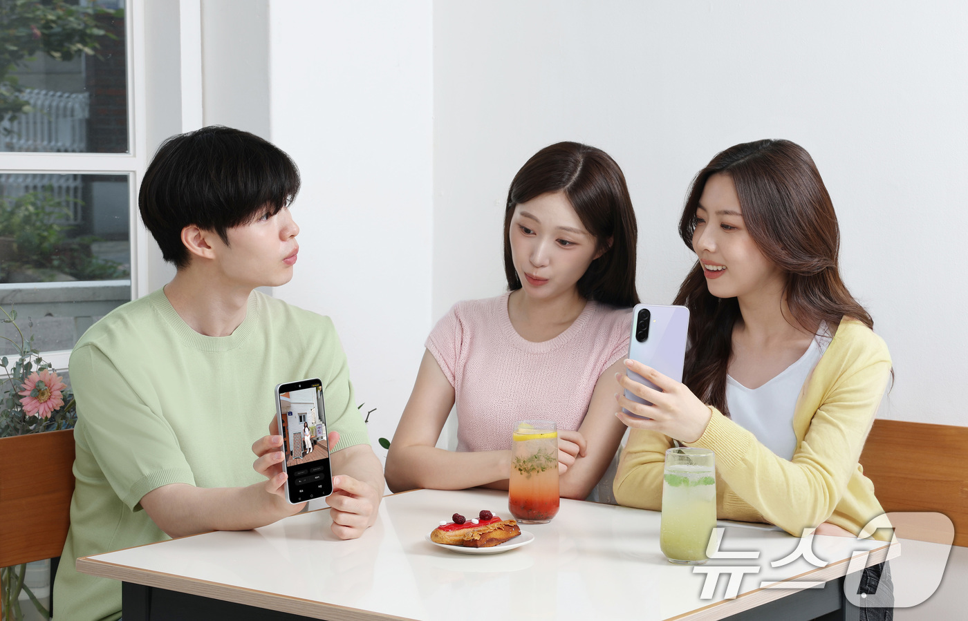 (서울=뉴스1) 이연주 기자 = 삼성전자가 '갤럭시A36 5G'를 오는 12일 국내 출시한다고 11일 밝혔다.모델들이 '갤럭시A36 5G'를 소개하고 있다. (삼성전자 제공. 재판 …