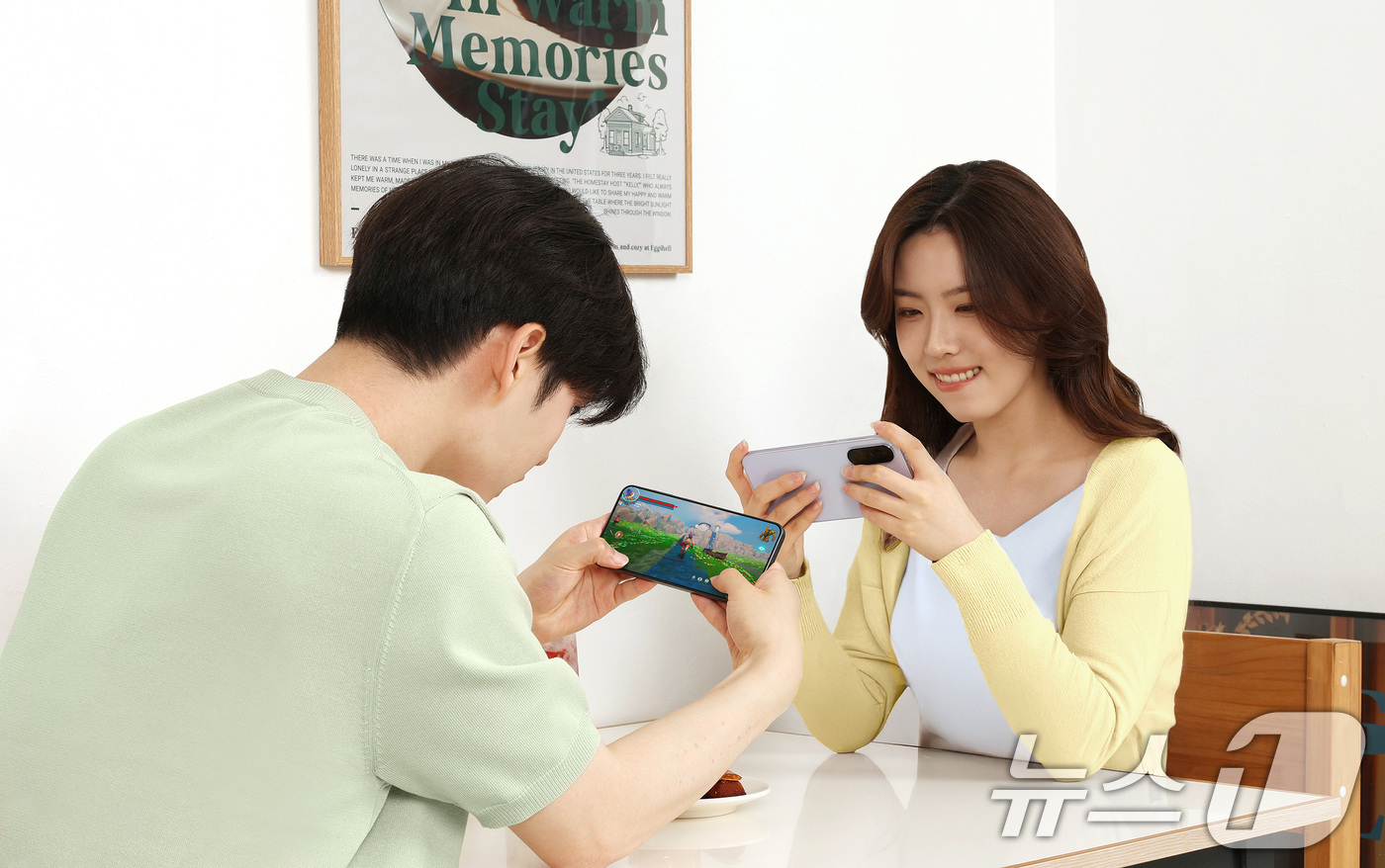 (서울=뉴스1) 이연주 기자 = 삼성전자가 '갤럭시A36 5G'를 오는 12일 국내 출시한다고 11일 밝혔다.모델들이 '갤럭시 A36 5G'로 모바일 게임을 하고 있다. (삼성전자 …