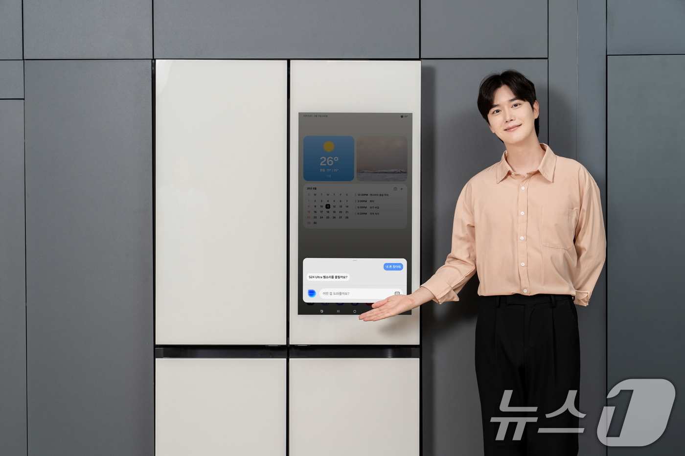 (서울=뉴스1) 이연주 기자 = 삼성전자가 터치스크린이 탑재된 2025년형 비스포크 AI 냉장고를 대상으로 '보이스 ID' 기능 적용을 위한 소프트웨어 업데이트를 6월 중 순차적으 …