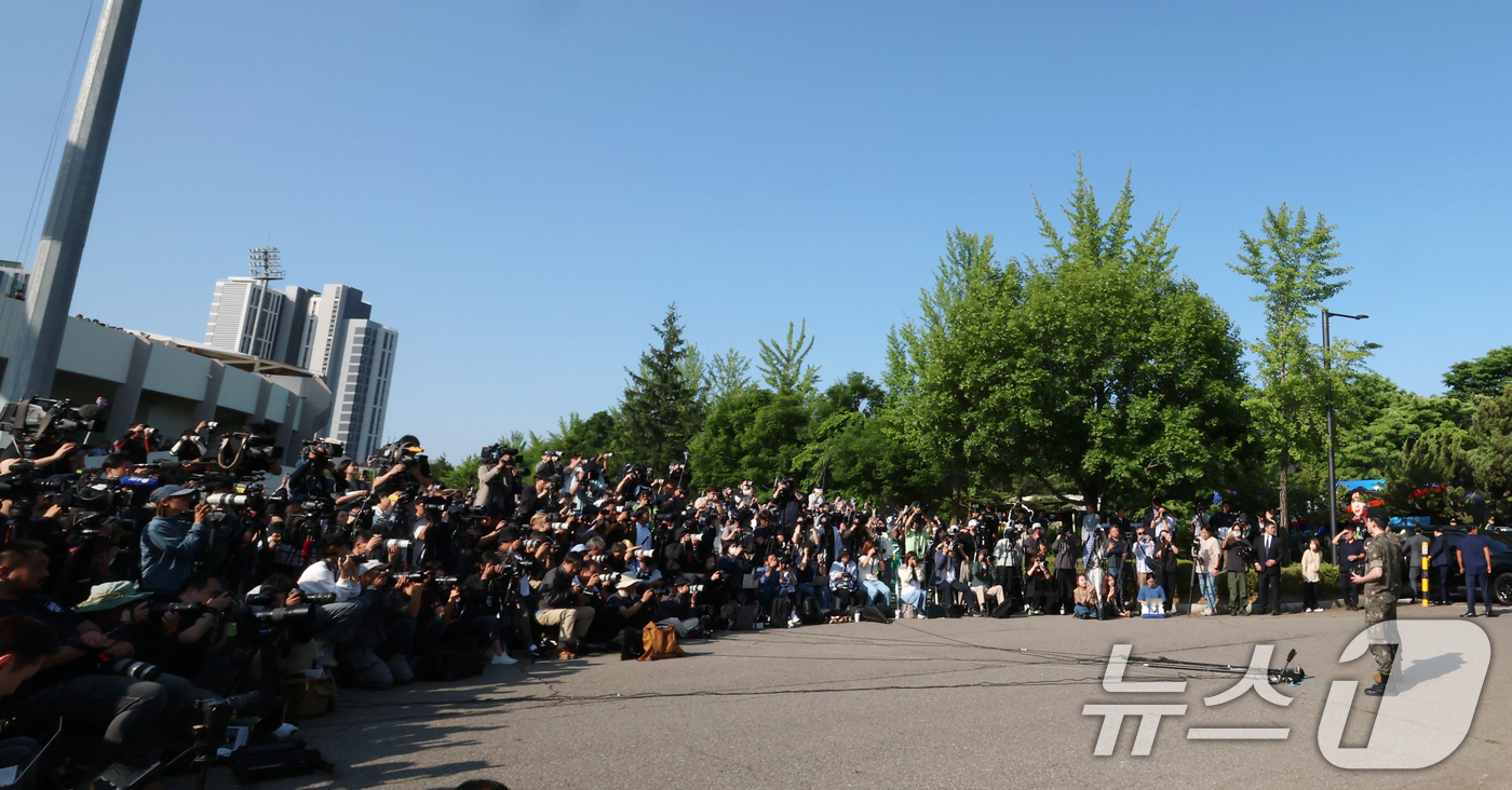 (연천=뉴스1) 권현진 기자 = 방탄소년단(BTS)의 정국과 지민(오른쪽)이 11일 오전 경기도 연천군 연천공설운동장에서 전역 인사를 하고 있다.정국과 지민은 지난 2023년 12 …