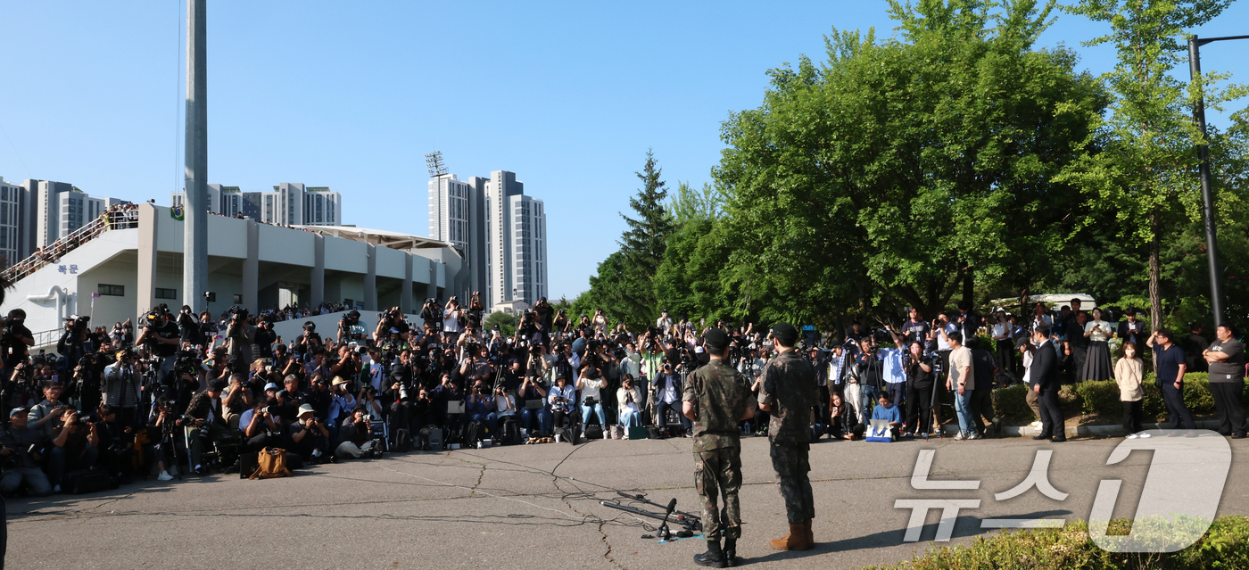(연천=뉴스1) 권현진 기자 = 방탄소년단(BTS)의 정국과 지민(오른쪽)이 11일 오전 경기도 연천군 연천공설운동장에서 전역 인사를 하고 있다.정국과 지민은 지난 2023년 12 …