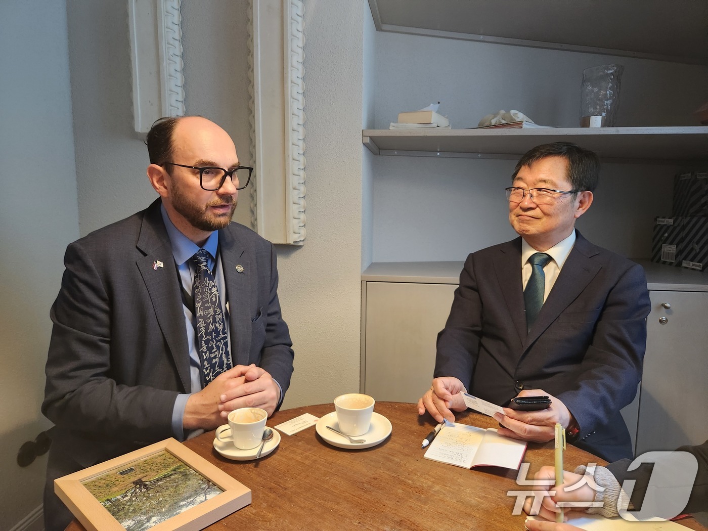 (서울=뉴스1) 이연주 기자 = 전쟁기념사업회 대표단은 지난 9일 라트비아를 방문했다고 11일 밝혔다.아리스 비간츠 라트비아 외교부 제재담당특별대사와 백승주 전쟁기념사업회장이 면담 …