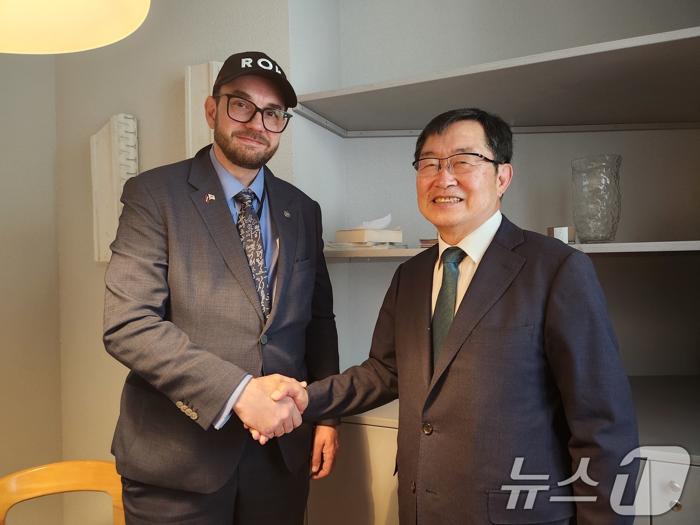 (서울=뉴스1) 이연주 기자 = 전쟁기념사업회 대표단은 지난 9일 라트비아를 방문했다고 11일 밝혔다.아리스 비간츠 라트비아 외교부 제재담당특별대사와 백승주 전쟁기념사업회장이 기념 …