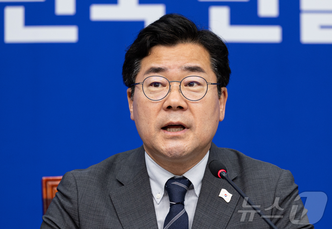 (서울=뉴스1) 이재명 기자 = 박찬대 더불어민주당 대표 직무대행 겸 원내대표가 11일 오전 서울 여의도 국회에서 열린 최고위원회의에서 발언을 하고 있다. 2025.6.11/뉴스1 …