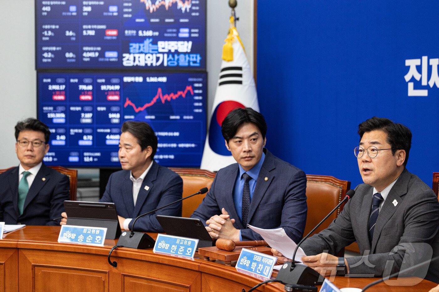 본문 이미지 - 박찬대 더불어민주당 대표 직무대행 겸 원내대표가 11일 오전 서울 여의도 국회에서 열린 최고위원회의에서 발언을 하고 있다. 2025.6.11/뉴스1 ⓒ News1 이재명 기자