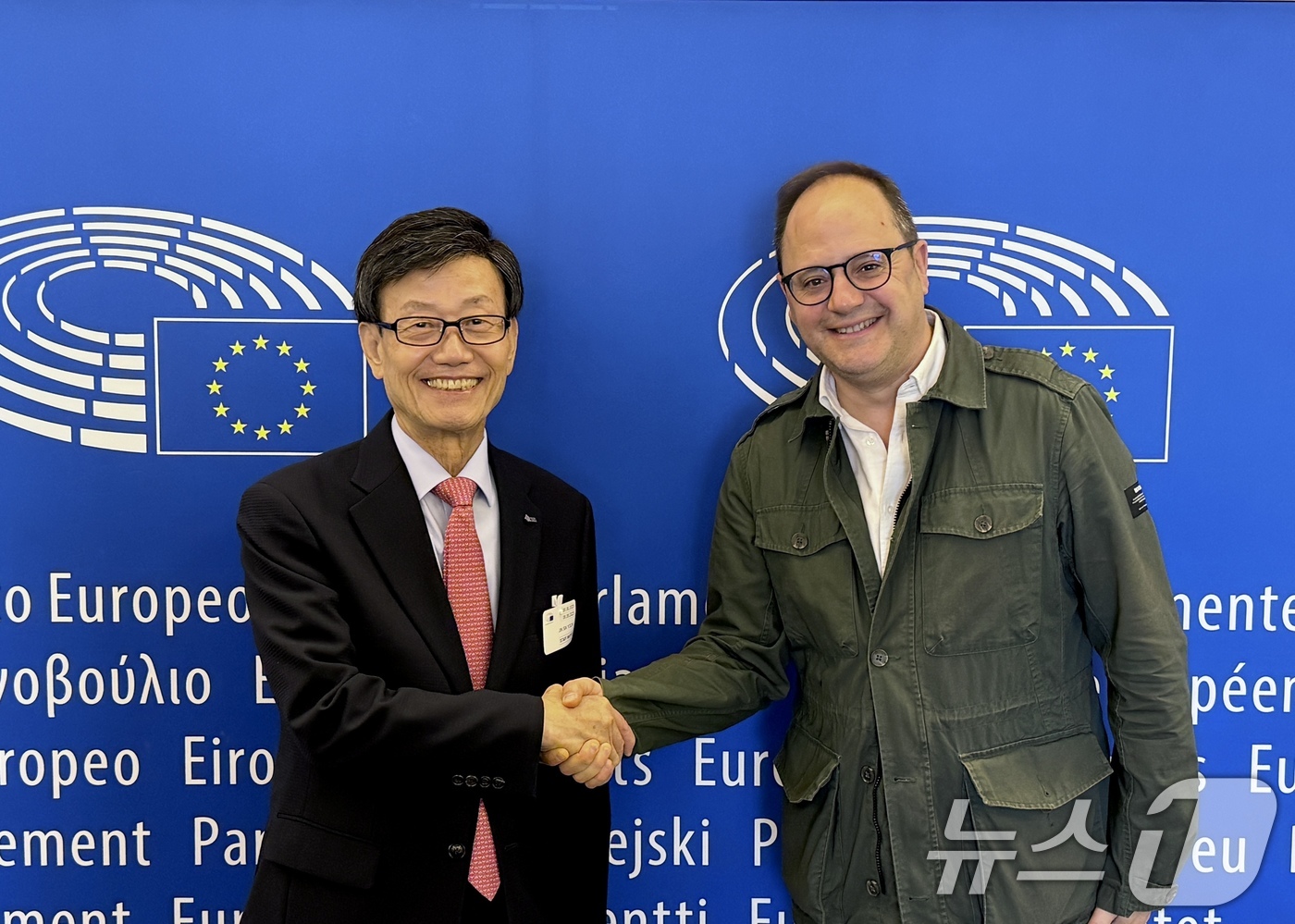 (서울=뉴스1) 이연주 기자 = 한국무역협회는 윤진식 회장이 지난 10일까지 벨기에 브뤼셀을 방문해 對EU 통상 아웃리치 활동을 전개했다고 11일 밝혔다.윤진식 한국무역협회 회장이 …