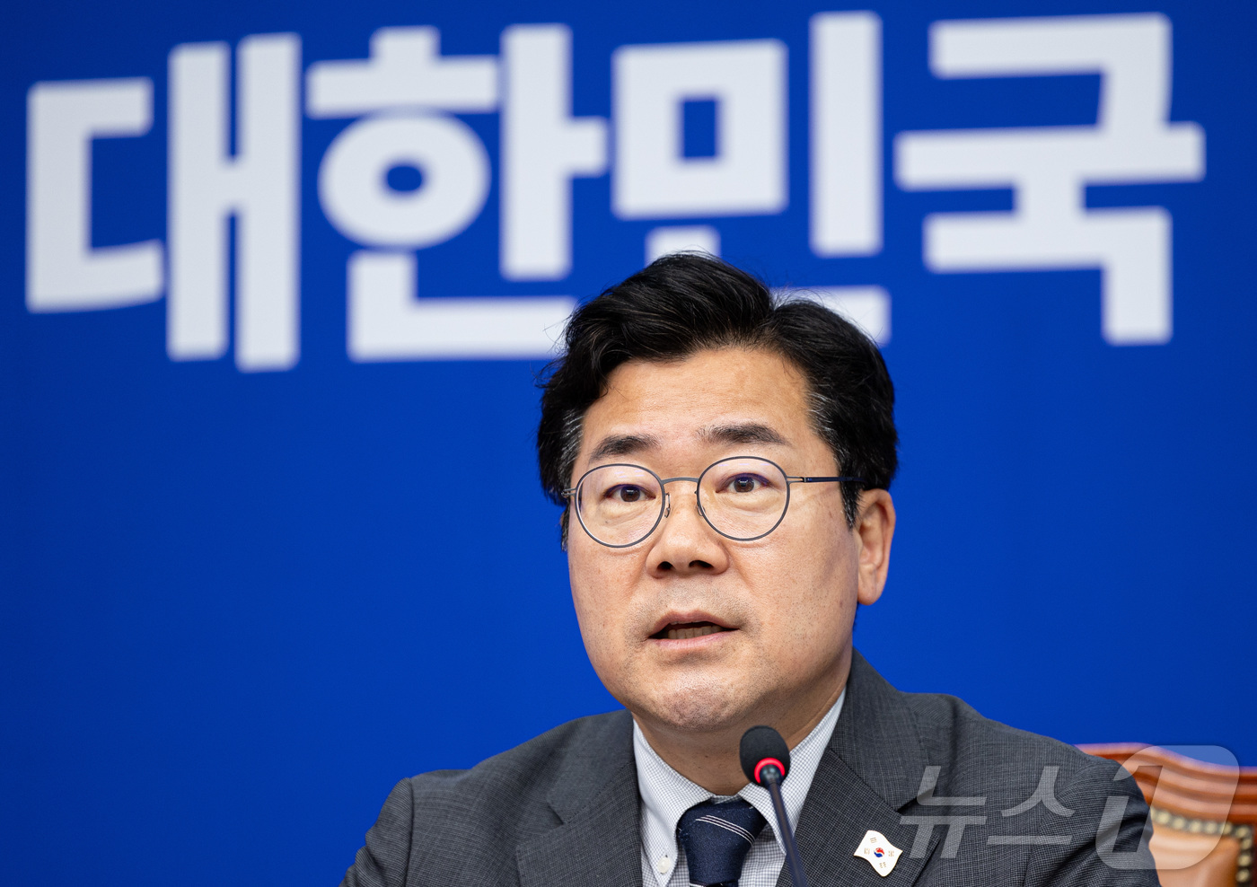 (서울=뉴스1) 이재명 기자 = 박찬대 더불어민주당 대표 직무대행 겸 원내대표가 11일 오전 서울 여의도 국회에서 열린 최고위원회의에서 발언을 하고 있다. 2025.6.11/뉴스1 …