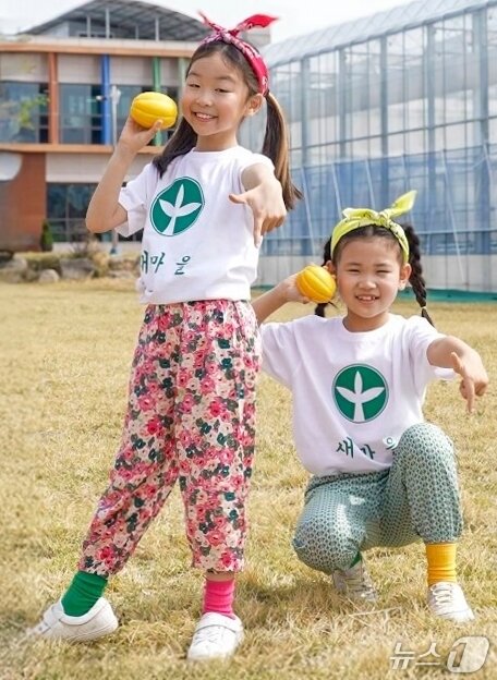 본문 이미지 - 김우리&#40;오른쪽&#41;, 김민서 양이 &#39;건강담은 칠곡할매&#39; 댄스를 추고 있다. &#40;칠곡군 제공. 재판매 및 DB금지&#41;/뉴스1.