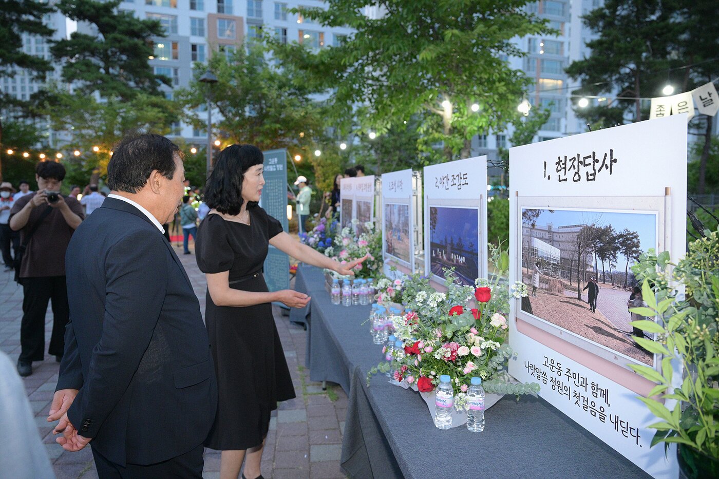 본문 이미지 - 최민호 세종새장&#40;왼쪽&#41; 10일 개장한 세종시 고운동 나라말씀정원을 찾아 관계자의 설명을 듣고 있다. &#40;세종시 제공. 재판매 및 DB금지&#41; 