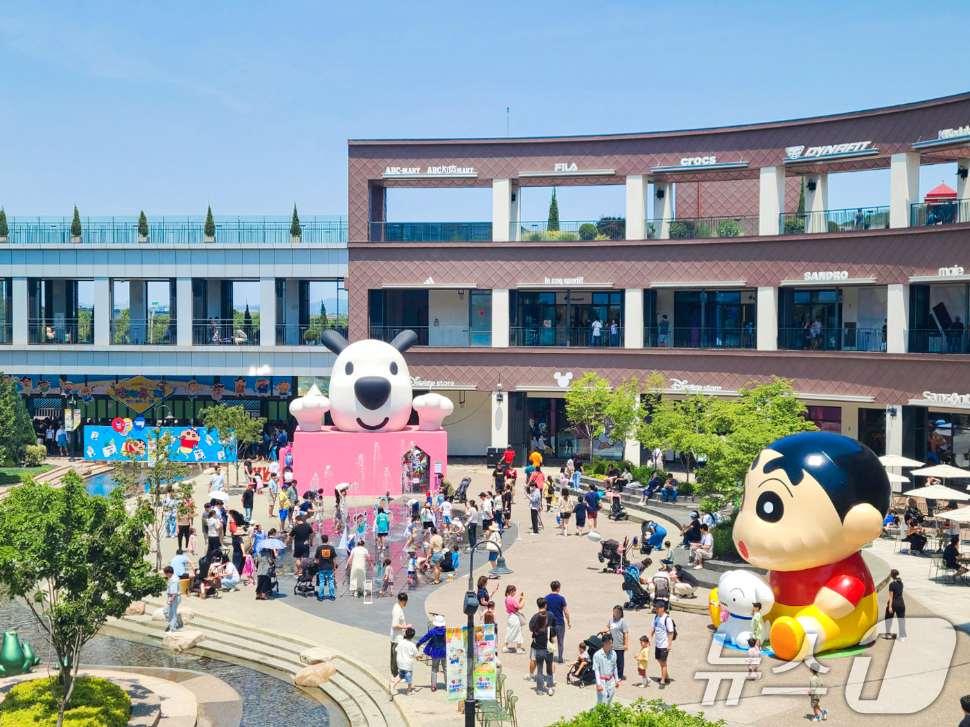 (서울=뉴스1) 이연주 기자 = 현대백화점은 오는 29일까지 현대프리미엄아울렛 김포점 등 8개 점포에서 인기 애니메이션 짱구 캐릭터를 활용한 '짱구와 친구들' 테마 행사를 진행한다 …