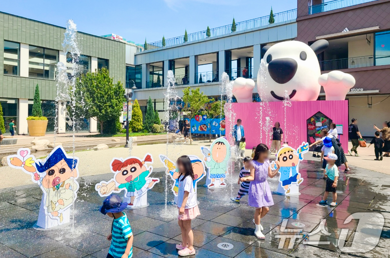 (서울=뉴스1) 이연주 기자 = 현대백화점은 오는 29일까지 현대프리미엄아울렛 김포점 등 8개 점포에서 인기 애니메이션 짱구 캐릭터를 활용한 '짱구와 친구들' 테마 행사를 진행한다 …