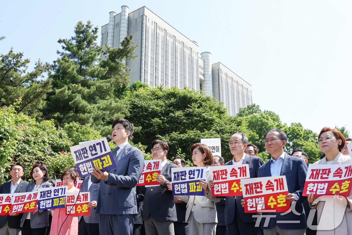 본문 이미지 - 김용태 국민의힘 비상대책위원장이 11일 오전 서울 서초구 서울중앙지방법원 앞에서 열린 &#39;헌법 파괴 저지를 위한 현장 의원총회&#39;에서 모두발언을 하고 있다. 2025.6.11/뉴스1 ⓒ News1 민경석 기자