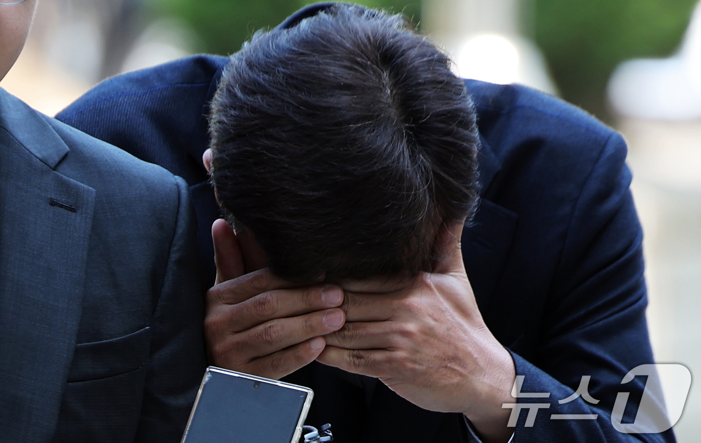 (서울=뉴스1) 오대일 기자 = 880억 원대 부당대출 의혹을 받는 IBK기업은행 전 직원 김 모 씨가 11일 오전 서울 서초구 서울중앙지방법원에서 열린 구속 전 피의자 심문(영장 …