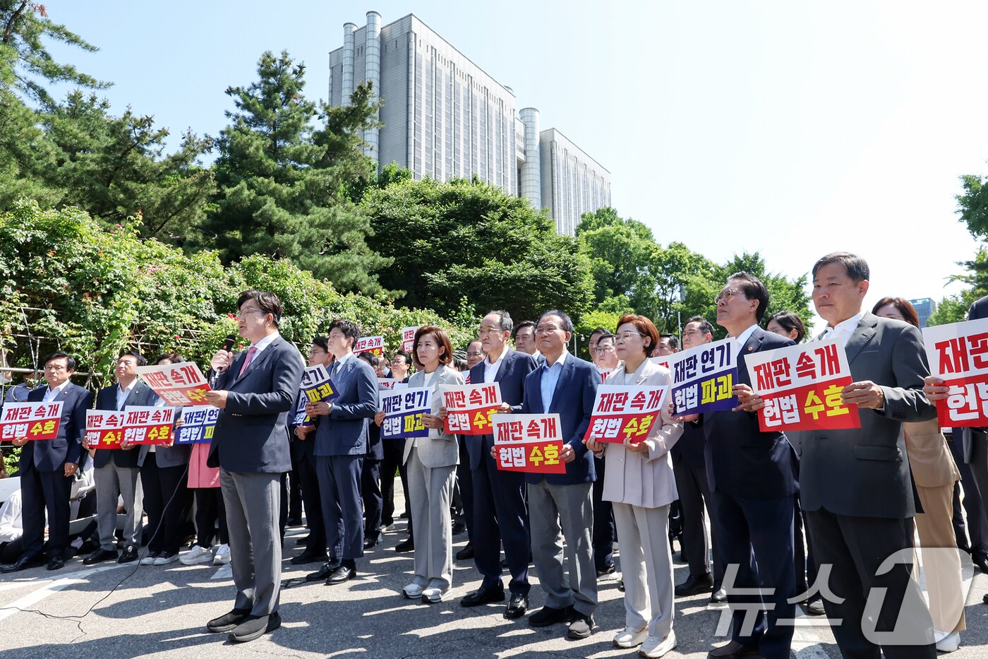 본문 이미지 - 권성동 국민의힘 원내대표가 11일 오전 서울 서초구 서울중앙지방법원 앞에서 열린 &#39;헌법 파괴 저지를 위한 현장 의원총회&#39;에서 모두발언을 하고 있다. 2025.6.11/뉴스1 ⓒ News1 민경석 기자