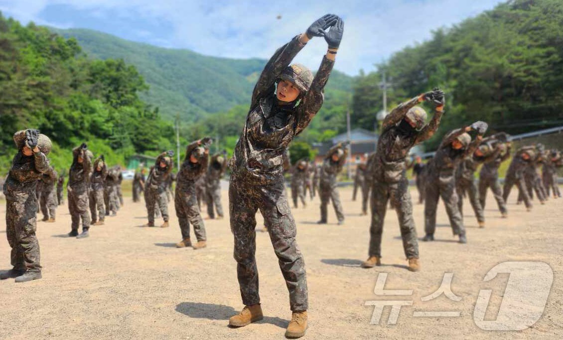 본문 이미지 - 국군간호사관학교 3학년 생도들이지난 9일부터  13일까지 전남 화순군 동복유격훈련장에서 유격훈련을 받고 있다. &#40;국군간호사관학교 제공. 재판매 및 DB 금지&#41; 2025.6.11/뉴스1 ⓒ News1 김기태 기자