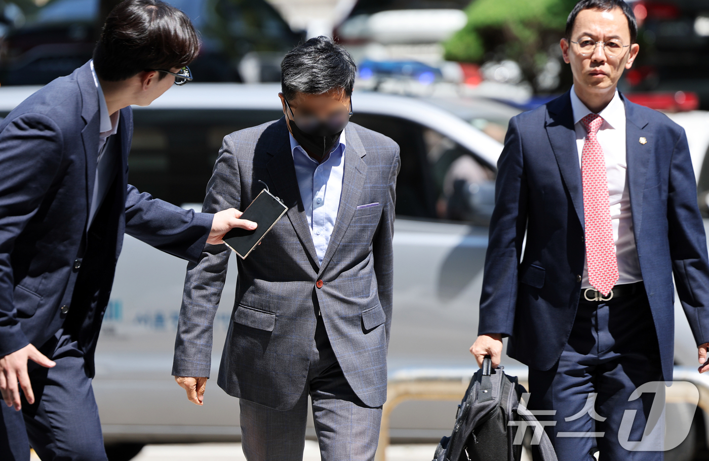 (서울=뉴스1) 오대일 기자 = 880억 원대 부당대출 의혹을 받는 IBK기업은행 직원 조 모 씨가 11일 오전 서울 서초구 서울중앙지방법원에서 열린 구속 전 피의자 심문(영장실질 …