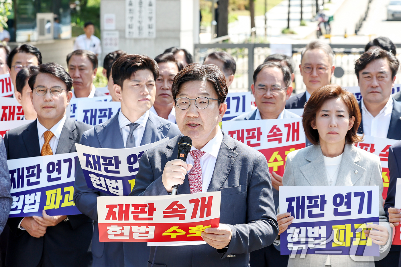 (서울=뉴스1) 민경석 기자 = 권성동 국민의힘 원내대표가 11일 오전 서울 서초구 서울중앙지방법원 앞에서 열린 '헌법 파괴 저지를 위한 현장 의원총회'에서 모두발언을 하고 있다. …