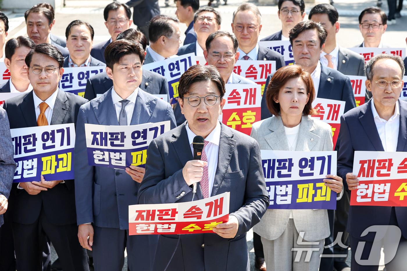 (서울=뉴스1) 민경석 기자 = 권성동 국민의힘 원내대표가 11일 오전 서울 서초구 서울중앙지방법원 앞에서 열린 '헌법 파괴 저지를 위한 현장 의원총회'에서 모두발언을 하고 있다. …