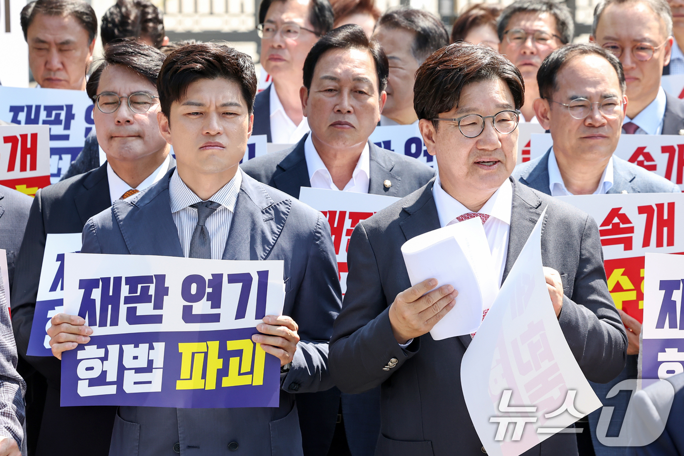 (서울=뉴스1) 민경석 기자 = 김용태 국민의힘 비상대책위원장(왼쪽)과 권성동 원내대표가 11일 오전 서울 서초구 서울중앙지방법원 앞에서 열린 '헌법 파괴 저지를 위한 현장 의원총 …