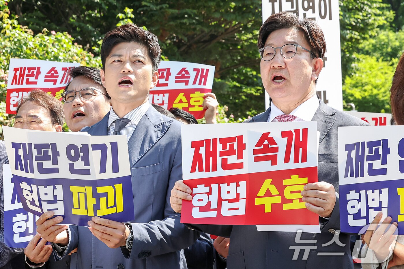 본문 이미지 - 김용태 국민의힘 비상대책위원장&#40;왼쪽&#41;과 권성동 원내대표가 11일 오전 서울 서초구 서울중앙지방법원 앞에서 열린 &#39;헌법 파괴 저지를 위한 현장 의원총회&#39;에서 정부·여당을 향한 규탄 구호를 외치고 있다. 2025.6.11/뉴스1 ⓒ News1 민경석 기자