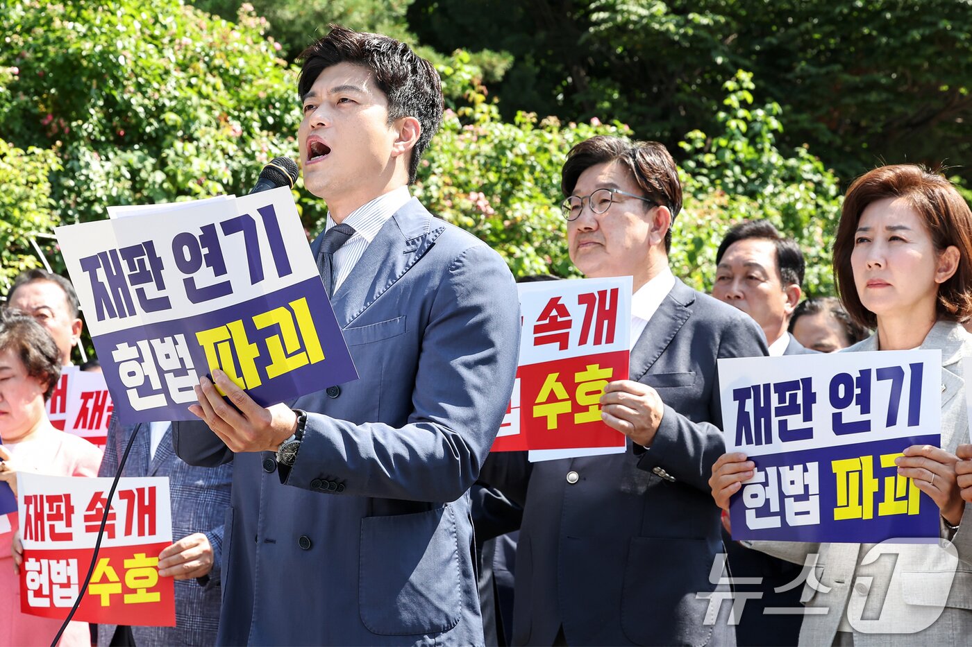 본문 이미지 - 김용태 국민의힘 비상대책위원장이 11일 오전 서울 서초구 서울중앙지방법원 앞에서 열린 &#39;헌법 파괴 저지를 위한 현장 의원총회&#39;에서 모두발언을 하고 있다. 2025.6.11/뉴스1 ⓒ News1 민경석 기자