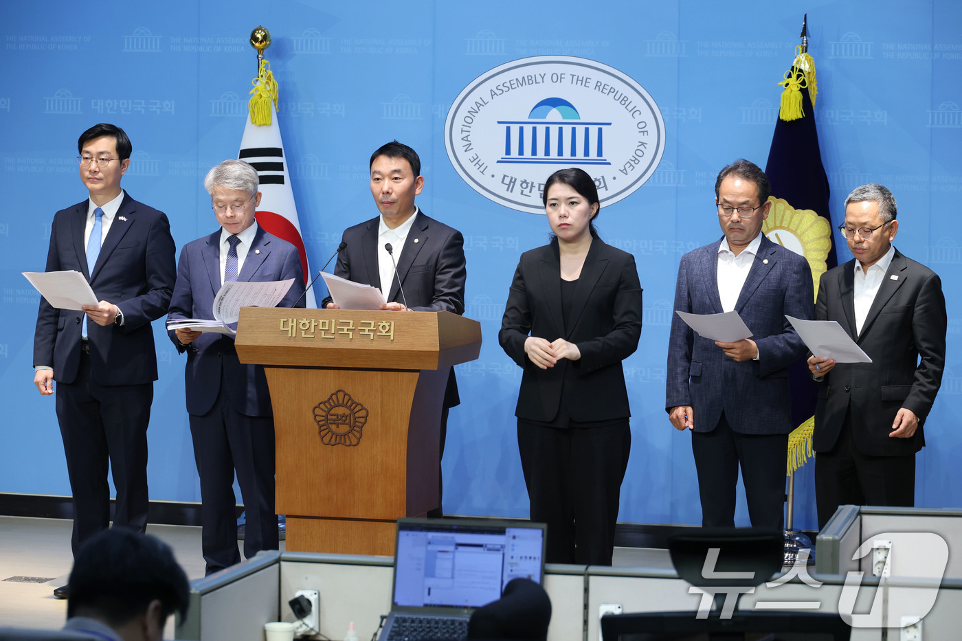 (서울=뉴스1) 이광호 기자 = 김용민, 민형배 의원을 비롯한 더불어민주당 의원들이 11일 오전 서울 여의도 국회 소통관에서 검찰개혁 관련 기자회견을 열고 검찰청법 폐지법안, 공소 …