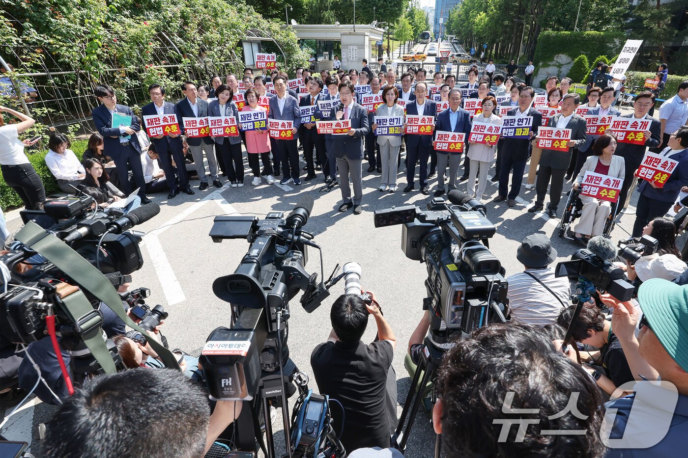 본문 이미지 - 권성동 국민의힘 원내대표가 11일 오전 서울 서초구 서울중앙지방법원 앞에서 열린 &#39;헌법 파괴 저지를 위한 현장 의원총회&#39;에서 모두발언을 하고 있다. 2025.6.11/뉴스1 ⓒ News1 민경석 기자