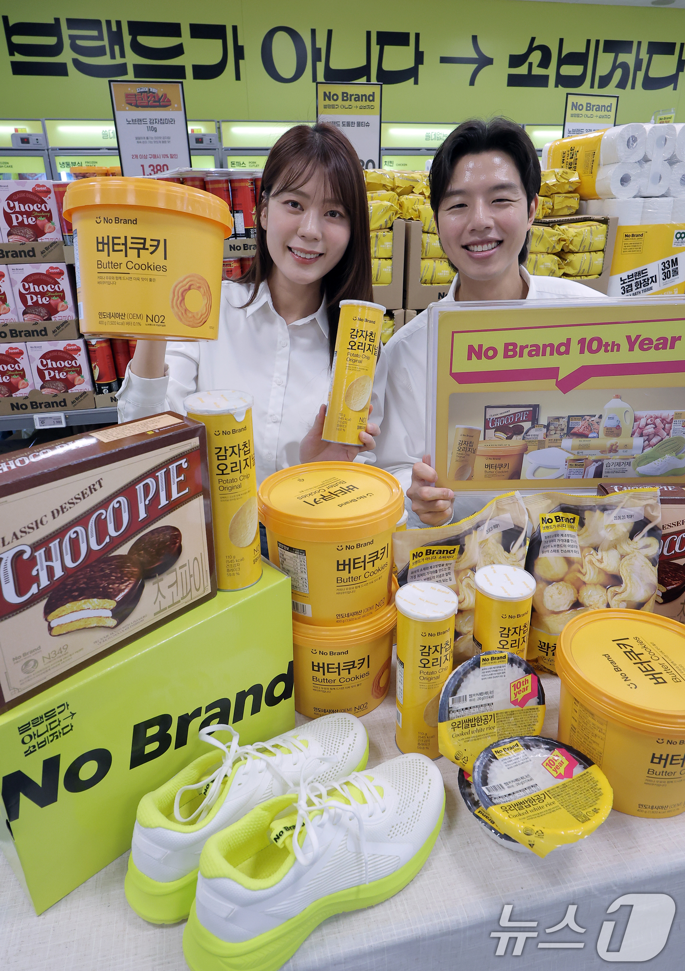 (서울=뉴스1) 박정호 기자 = 11일 오전 서울 용산구 이마트 용산점에서 모델들이 노브랜드 대표 상품을 소개하고 있다.이마트 대표 PB이자 가성비 브랜드로 자리매김한 노브랜드가 …