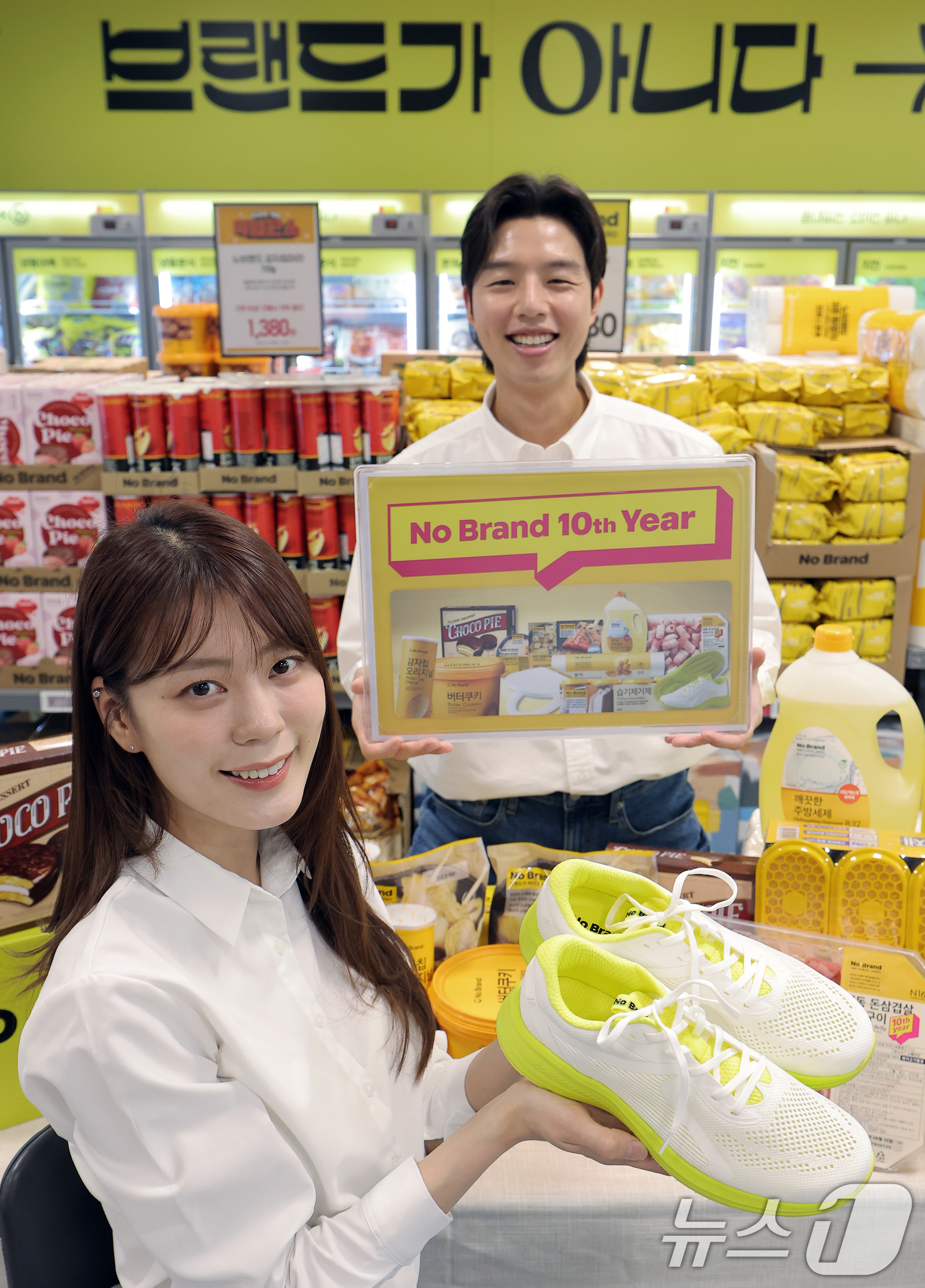 (서울=뉴스1) 박정호 기자 = 11일 오전 서울 용산구 이마트 용산점에서 모델들이 노브랜드 대표 상품을 소개하고 있다.이마트 대표 PB이자 가성비 브랜드로 자리매김한 노브랜드가 …