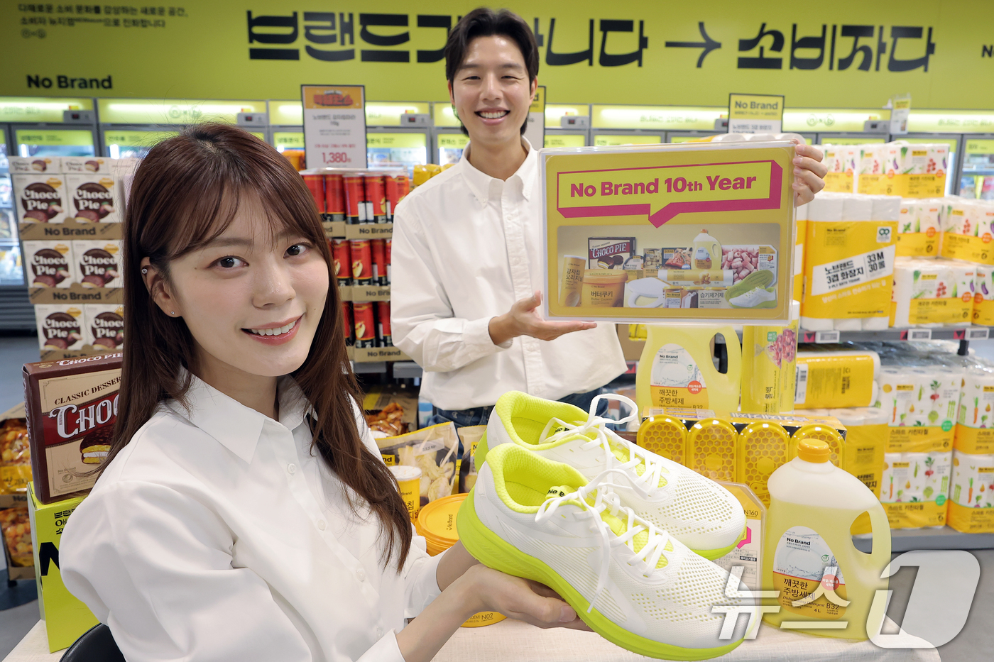 (서울=뉴스1) 박정호 기자 = 11일 오전 서울 용산구 이마트 용산점에서 모델들이 노브랜드 대표 상품을 소개하고 있다.이마트 대표 PB이자 가성비 브랜드로 자리매김한 노브랜드가 …