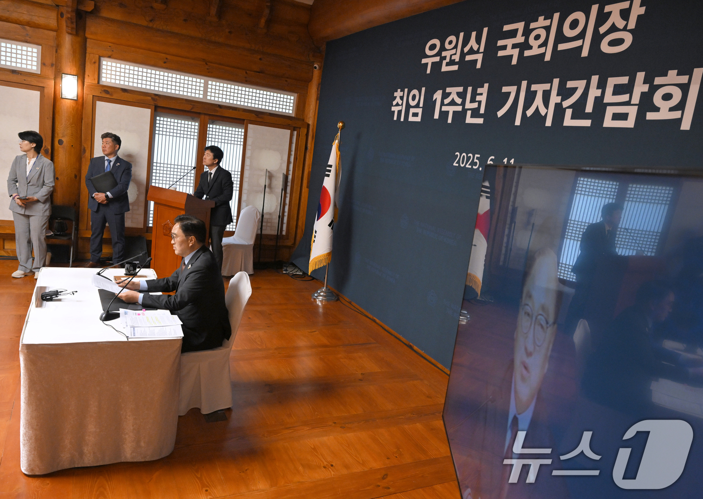 (서울=뉴스1) 국회사진기자단 = 우원식 국회의장이 11일 서울 여의도 국회 사랑재에서 열린 취임 1주년 기자간담회에서 발언하고 있다. 2025.6.11/뉴스1