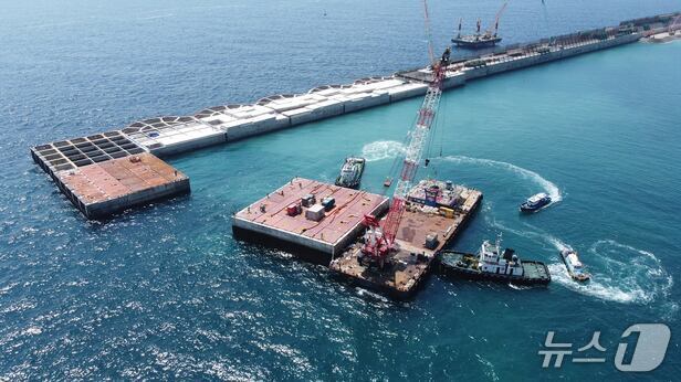 본문 이미지 - 울릉공항 케이슨 설치 모습&#40;DL이앤씨 제공&#41;