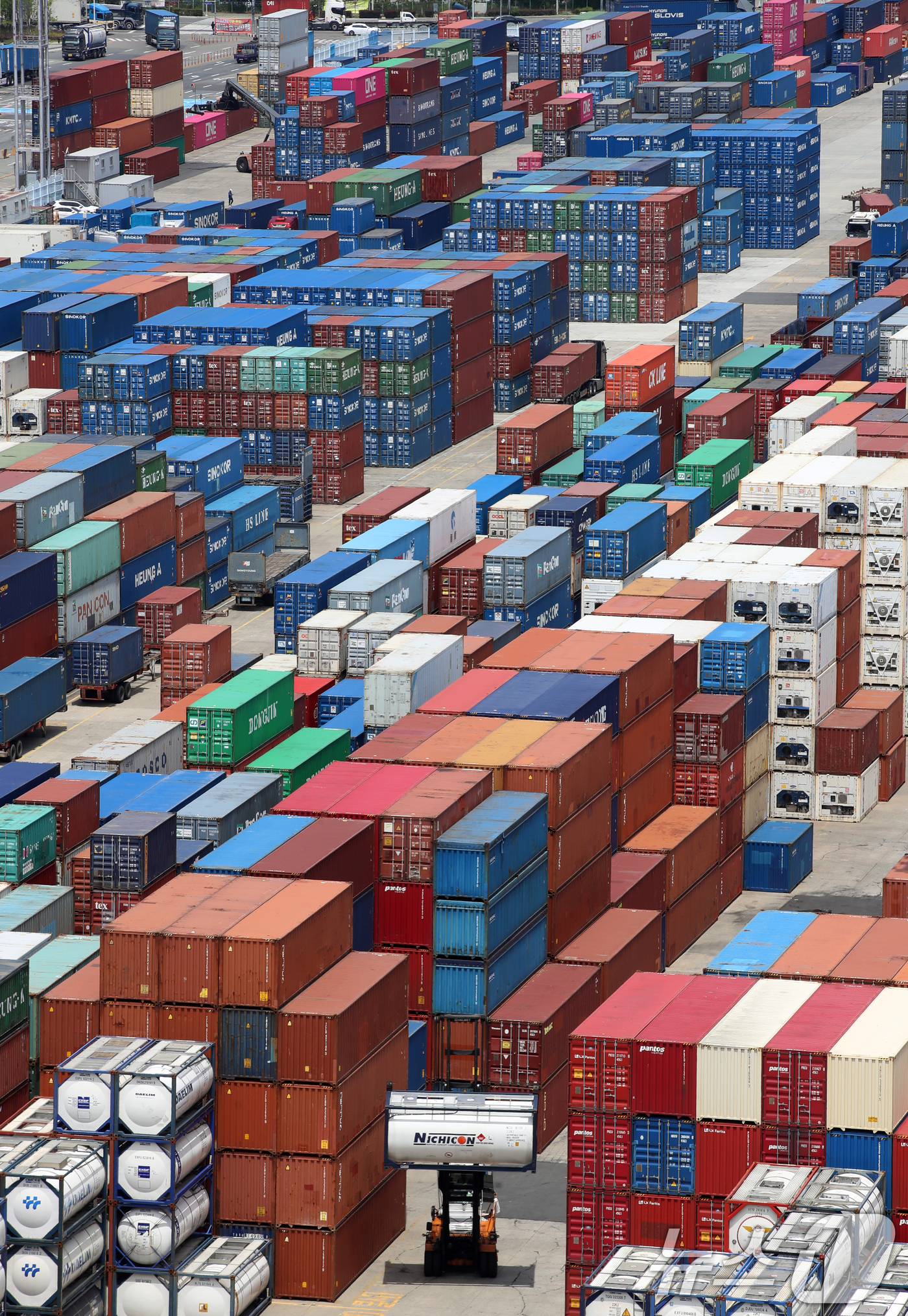 (부산=뉴스1) 윤일지 기자 = 11일 부산항 신선대부두 야적장에 컨테이너가 가득 쌓여 있다. 이날 관세청이 잠정 집계한 6월 1~10일 수출입동향에 따르면 이 기간 수출은 지난해 …