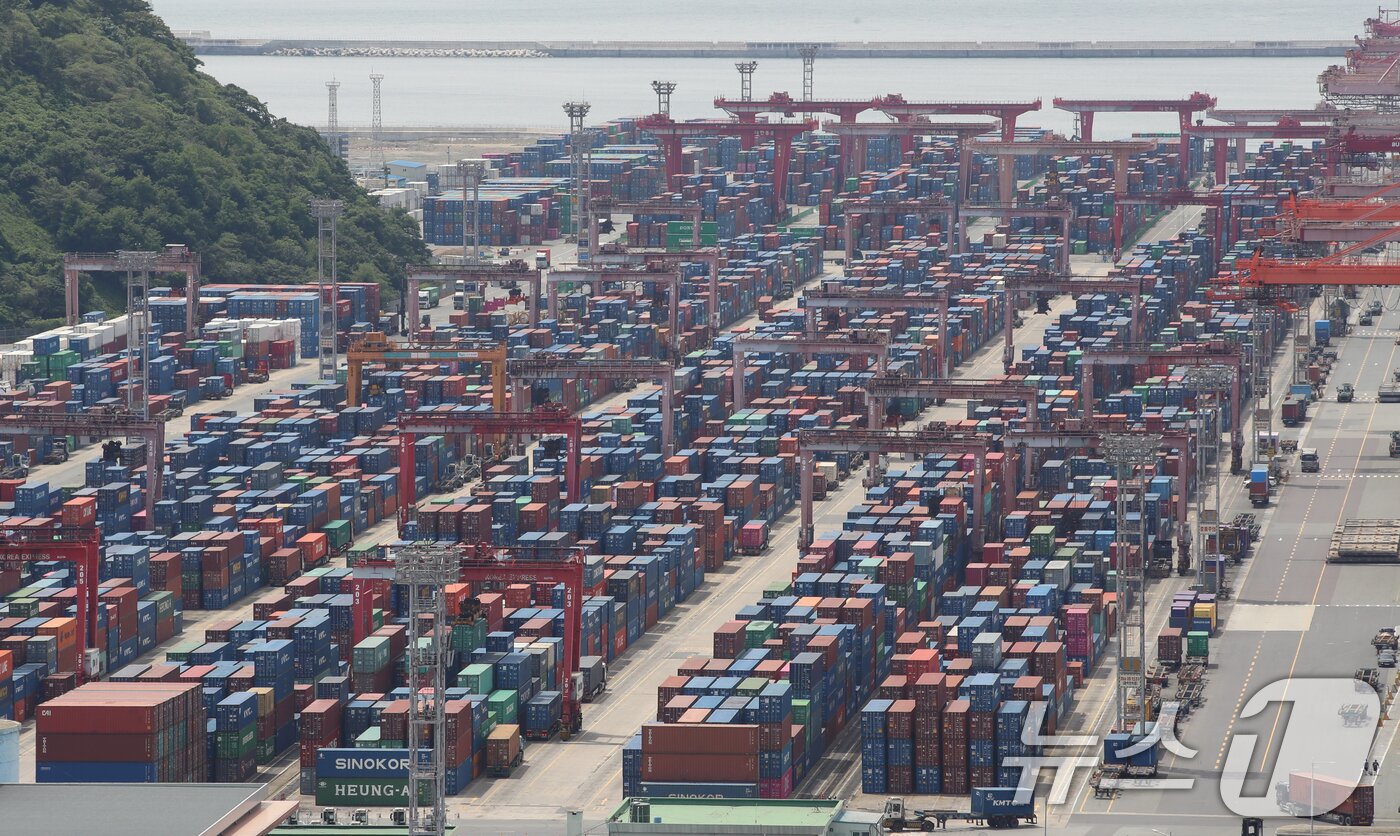 본문 이미지 - 11일 부산항 신선대부두 야적장에 컨테이너가 가득 쌓여 있다. 이날 관세청이 잠정 집계한 6월 1~10일 수출입동향에 따르면 이 기간 수출은 지난해 같은 기간보다 5.4%늘어난 155억 달러를 기록했다. 같은 기간 수입은 172억 달러로 전년동기대비 11.5% 증가했다. 무역수지는 17억 달러 적자를 냈다. 이 기간 대미 수출은 전년동기 대비 3.9% 증가했다. 지난 4월에는 6.8%, 5월엔 8.1%씩 감소한 바 있다. 2025.6.11/뉴스1 ⓒ News1 윤일지 기자