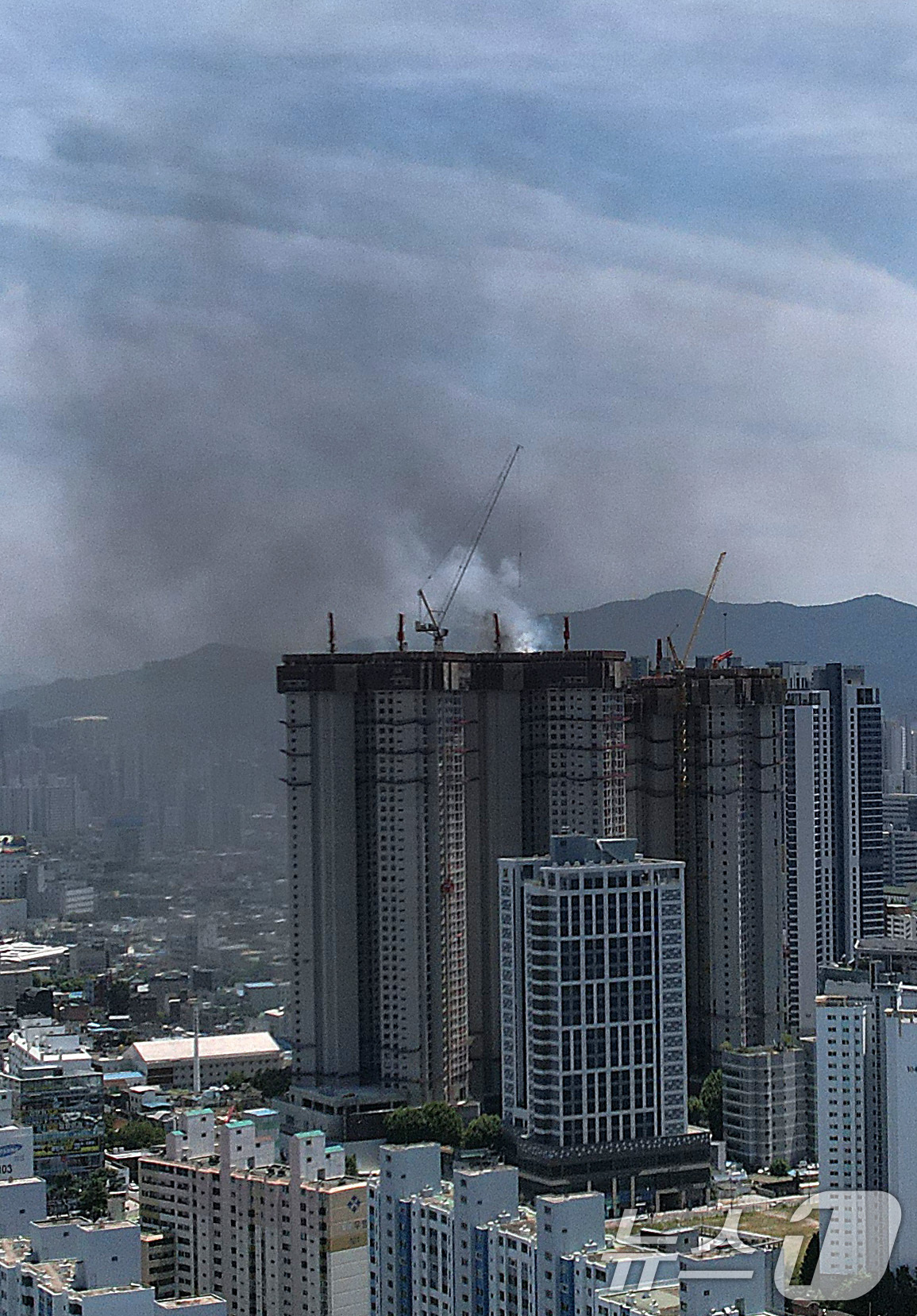 (대구=뉴스1) 공정식 기자 = 11일 오후 12시 18분쯤 대구 북구 칠성동 대구역 인근 한 아파트 신축 공사장에서 불이 나 건물 위로 연기가 치솟고 있다. (독자 제공. 재판매 …