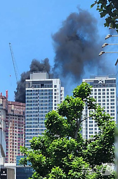 (대구=뉴스1) 이재춘 기자 = 11일 오후 12시 18분쯤 대구 북구 칠성동 대구역 인근 한 아파트 신축 공사장에서 불이 나 건물 위로 연기가 치솟고 있다. (독자 제공. 재판매 …