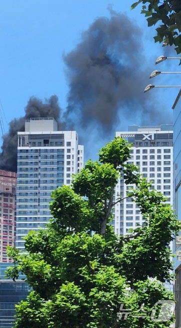 (대구=뉴스1) 이재춘 기자 = 11일 오후 12시 18분쯤 대구 북구 칠성동 대구역 인근 한 아파트 신축 공사장에서 불이 나 건물 위로 연기가 치솟고 있다. (독자 제공. 재판매 …