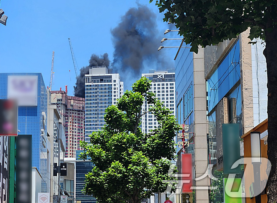 (대구=뉴스1) 이재춘 기자 = 11일 오후 12시 18분쯤 대구 북구 칠성동 대구역 인근 한 아파트 신축 공사장에서 불이 나 건물 위로 연기가 치솟고 있다. (독자 제공. 재판매 …