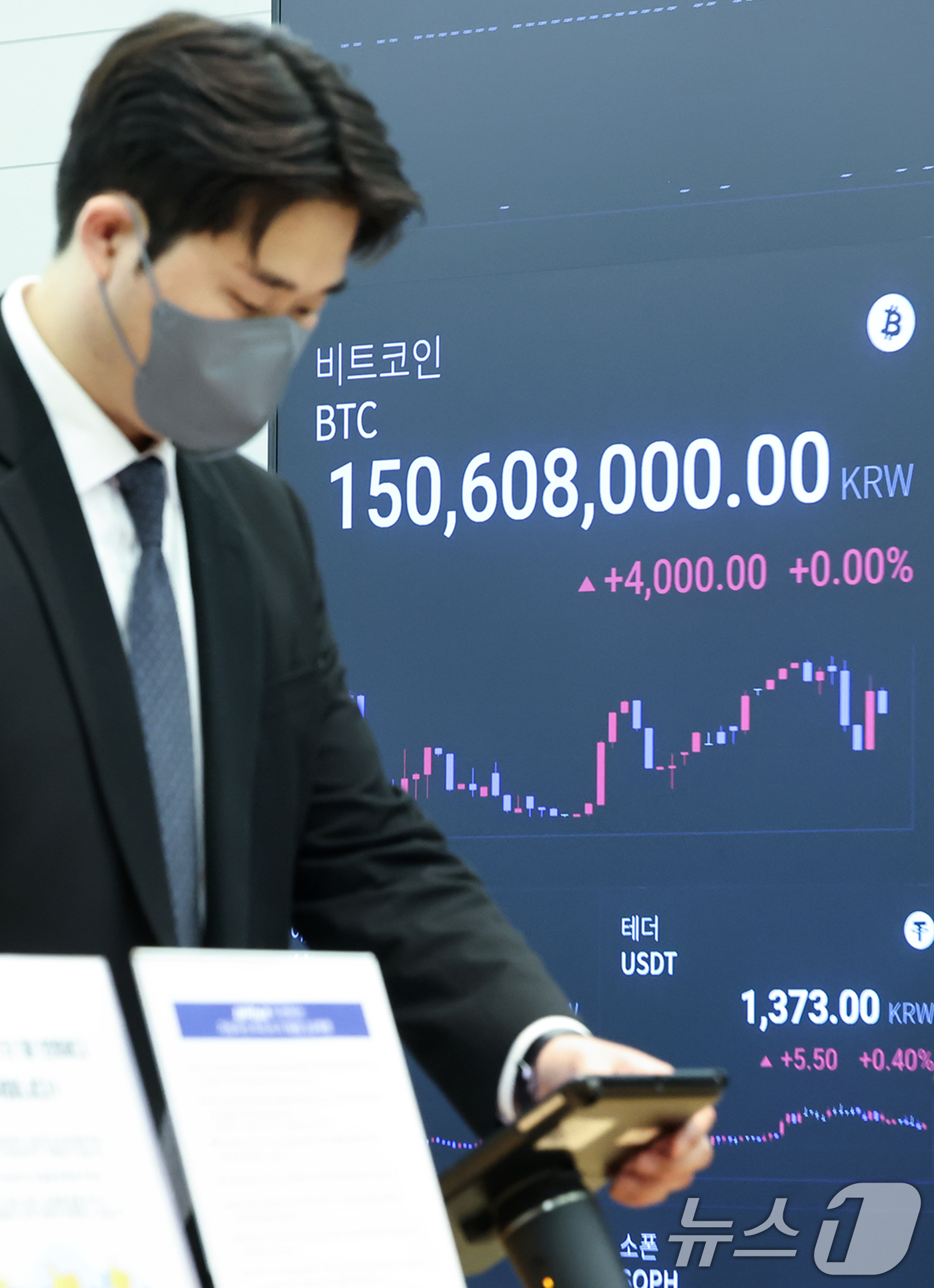 (서울=뉴스1) 민경석 기자 = 지난 10일 11만달러를 돌파한 비트코인(BTC)이 10만9000달러대에서 횡보하고 있다.11일 오전 기준 국내 비트코인 가격은 전날 같은 시간보다 …