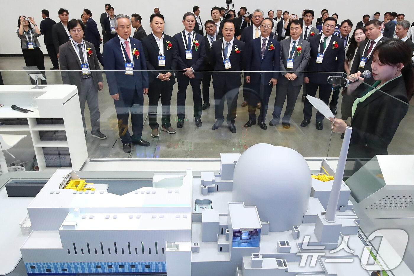 본문 이미지 - 11일 대구 북구 엑스코&#40;EXCO&#41;에서 개막한 &#39;2025 대한민국 전기산업 엑스포&#39;를 찾은 내빈들이 한국수력원자력 부스에 전시된 1000㎿&#40;메가와트&#41;급 한국형 원전 APR1000 발전소의 핵심 구조를 표현한 모형을 살펴보며 관계자 설명을 듣고 있다. 한수원은 체코 신규원전 발주사인 두코바니II 원자력 발전소&#40;EDU II&#41;와 본계약을 체결함에 따라 체코 두코바니 지역에 1000㎿급 한국형 원전 APR1000 2기를 공급하게 된다. 우리나라 전기산업의 청정 전환과 디지털 혁신을 한눈에 볼 수 있는 이번 전시는 전기전력산업 관련 기업 105개 업체가 400여개 부스 규모로 참여해 13일까지 계속된다. 2025.6.11/뉴스1 ⓒ News1 공정식 기자